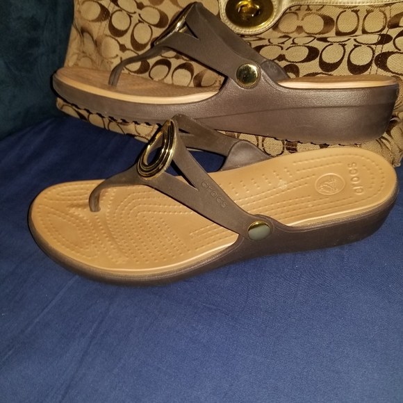 2 pair Crocs sandal/flip flop - Picture 10 of 11